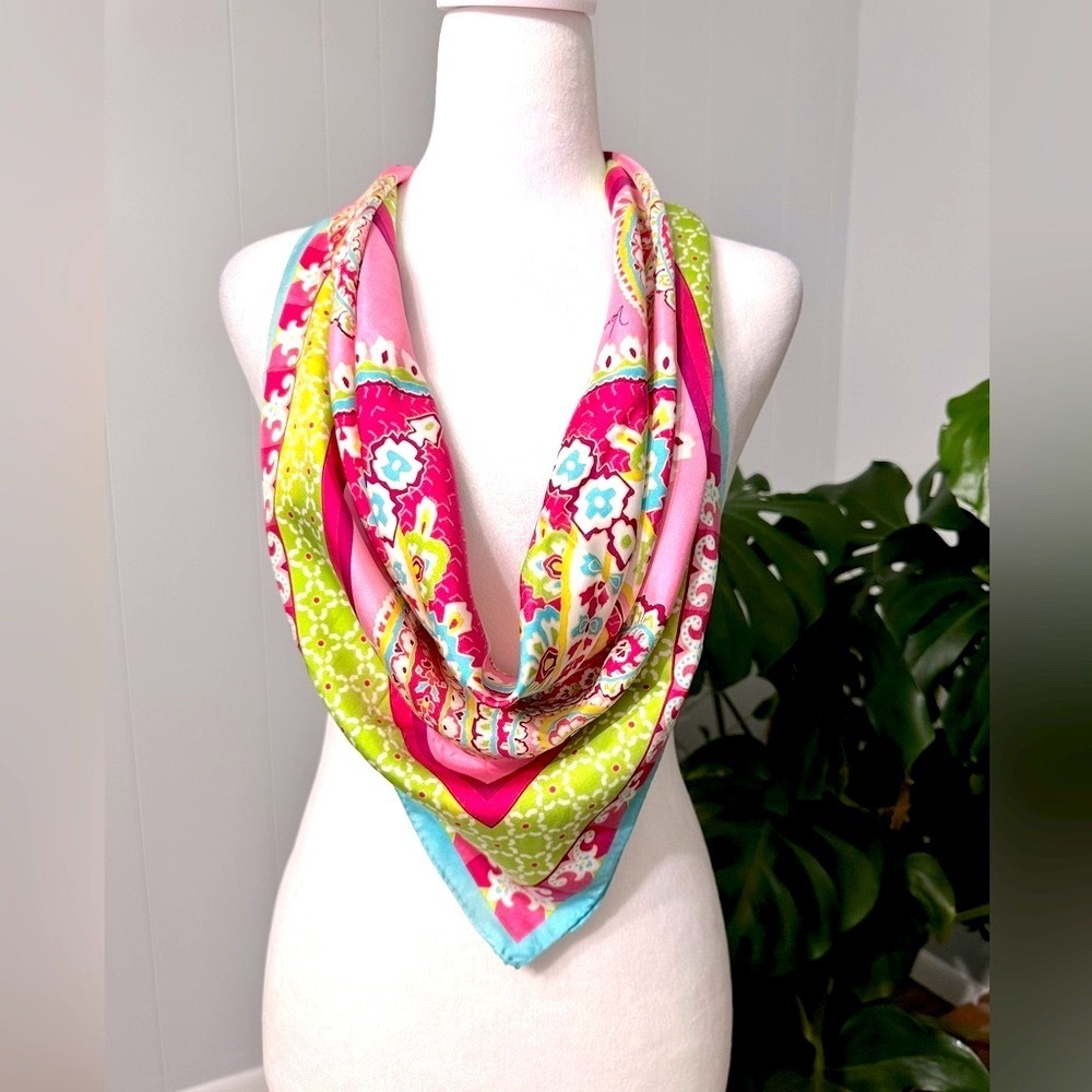 🛍️ Vera Breadley100% Silk Scarf   Measure 27X26  super cute color